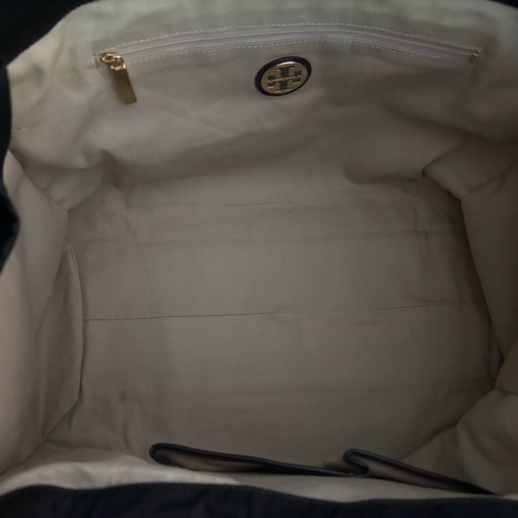 Tory Burch Black Large patent tote bag. Good condition, used only a few times. - Picture 4 of 8